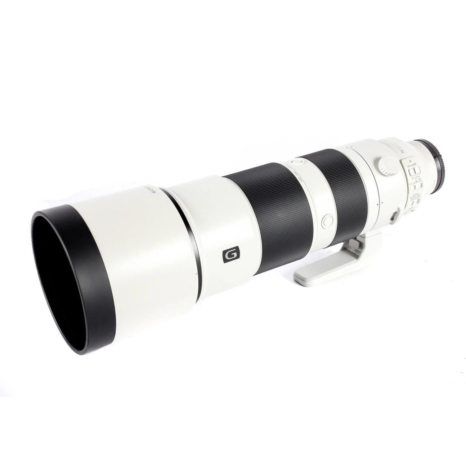 Side profile of the Sony FE 200-600mm G with lens hood attached